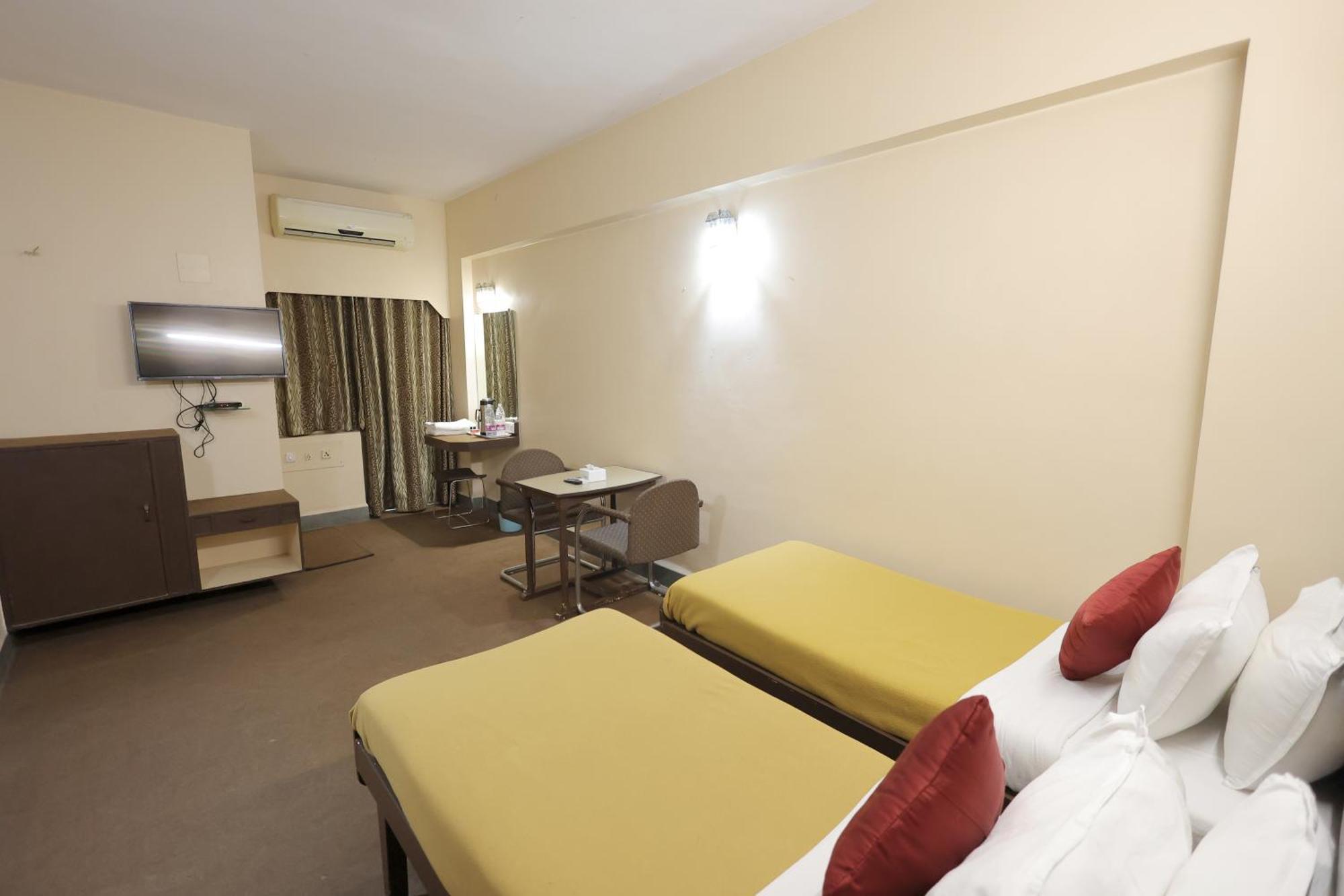 Hotel Hospice Surat Exterior foto