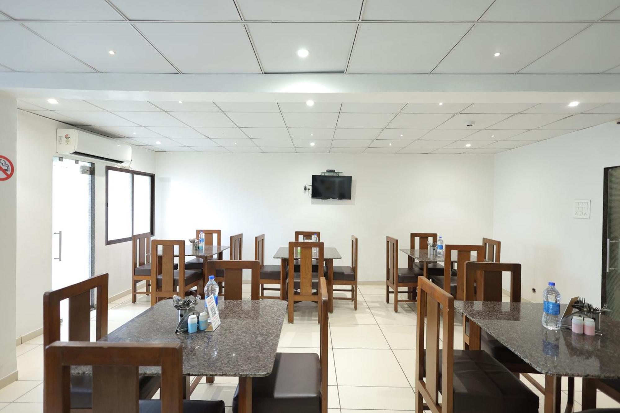 Hotel Hospice Surat Exterior foto
