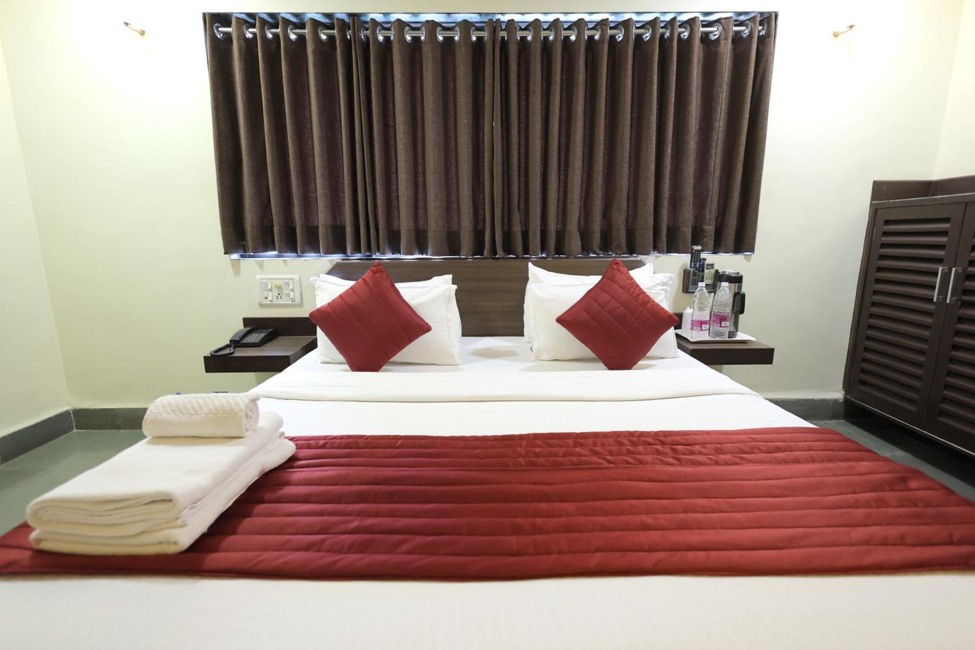 Hotel Hospice Surat Exterior foto