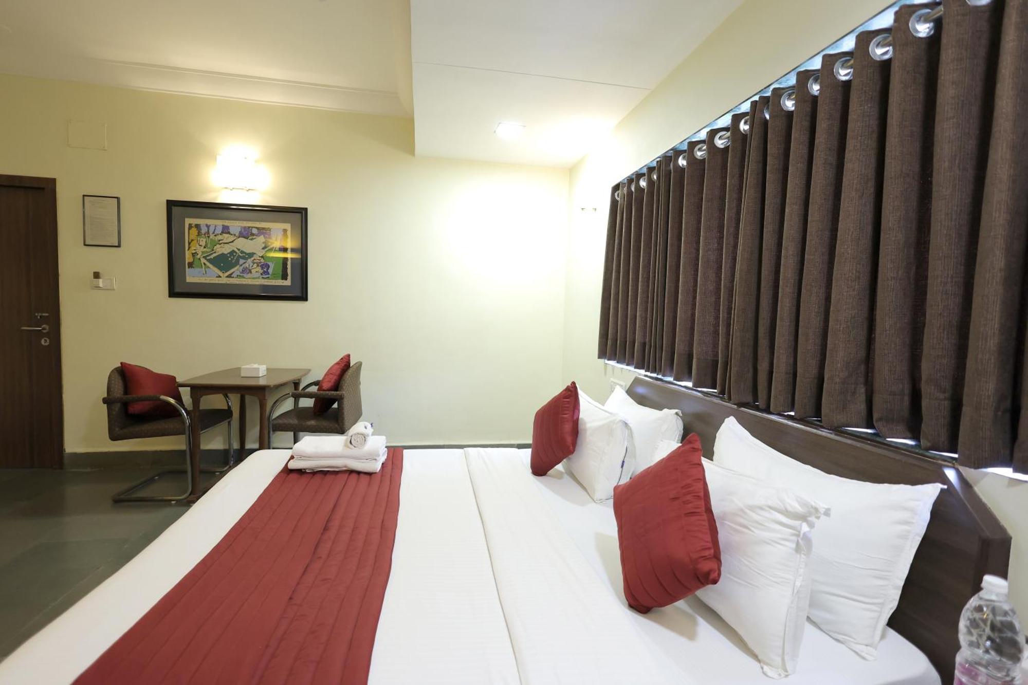 Hotel Hospice Surat Exterior foto