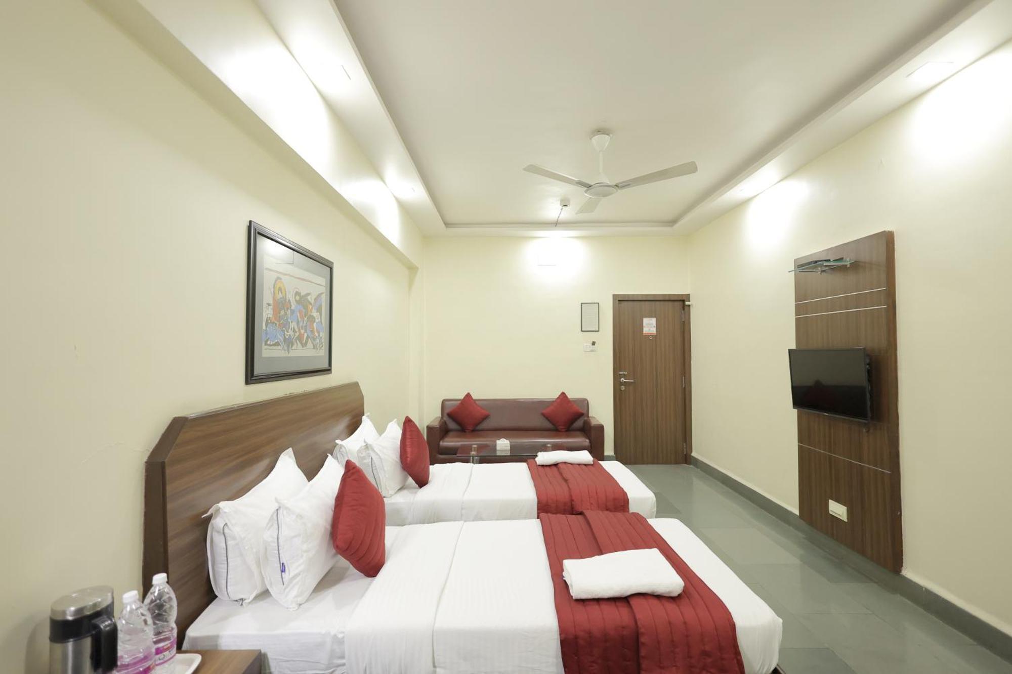 Hotel Hospice Surat Exterior foto