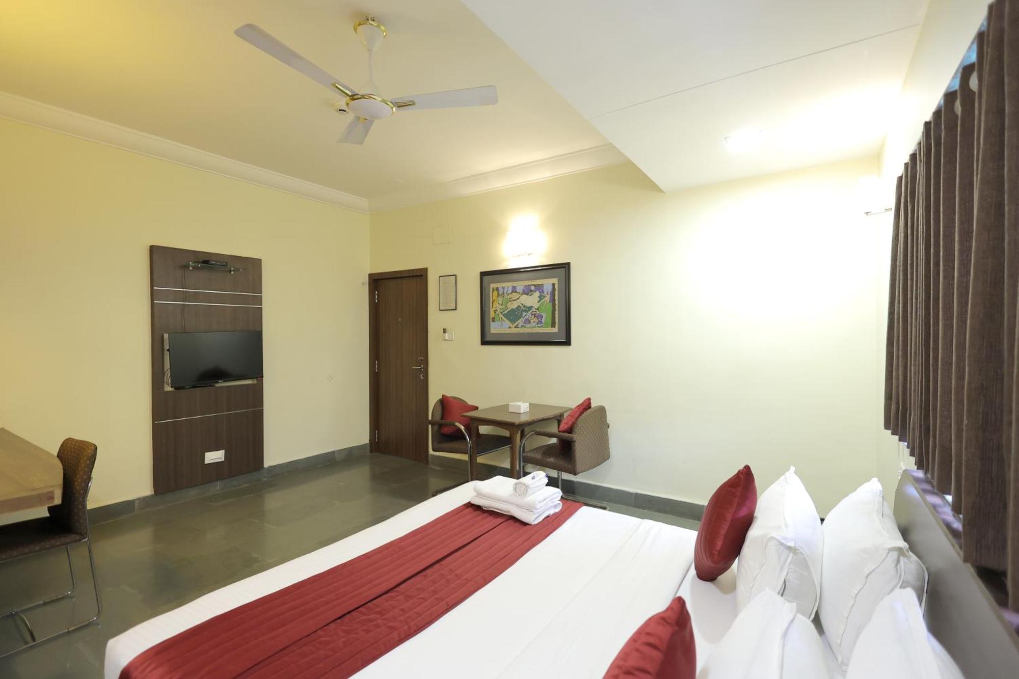 Hotel Hospice Surat Exterior foto