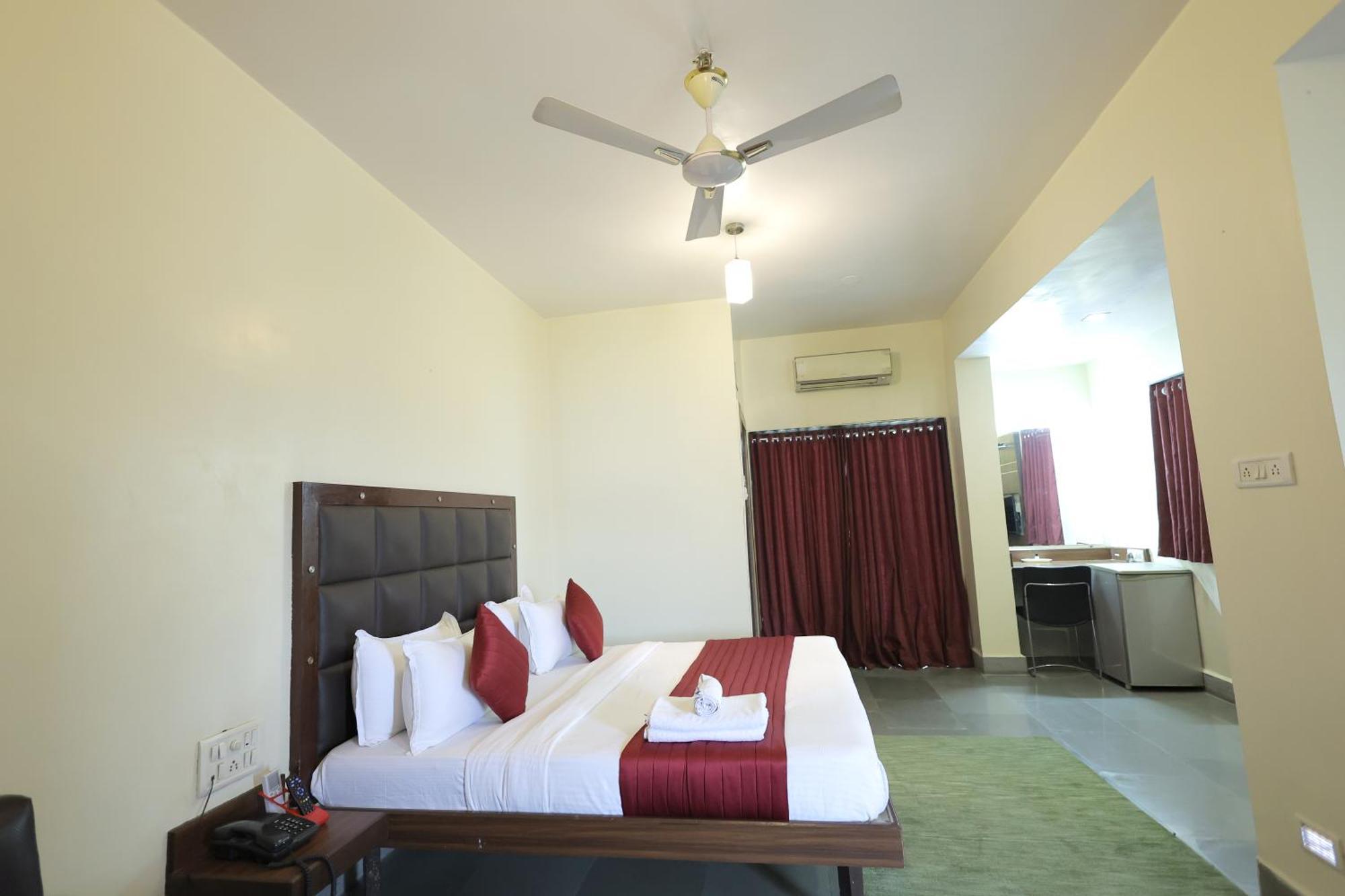 Hotel Hospice Surat Exterior foto
