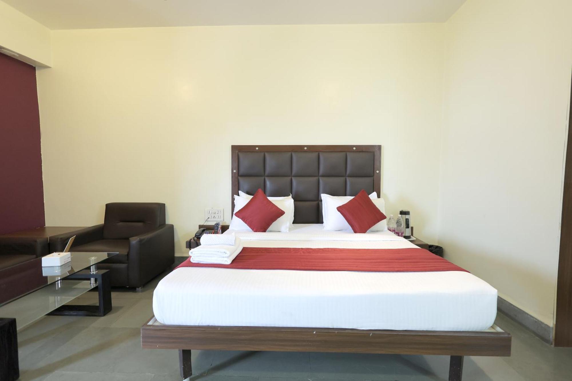 Hotel Hospice Surat Exterior foto