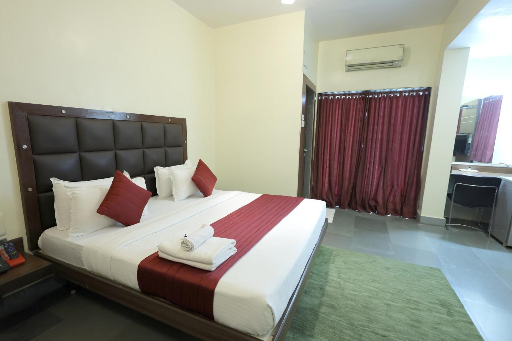 Hotel Hospice Surat Exterior foto