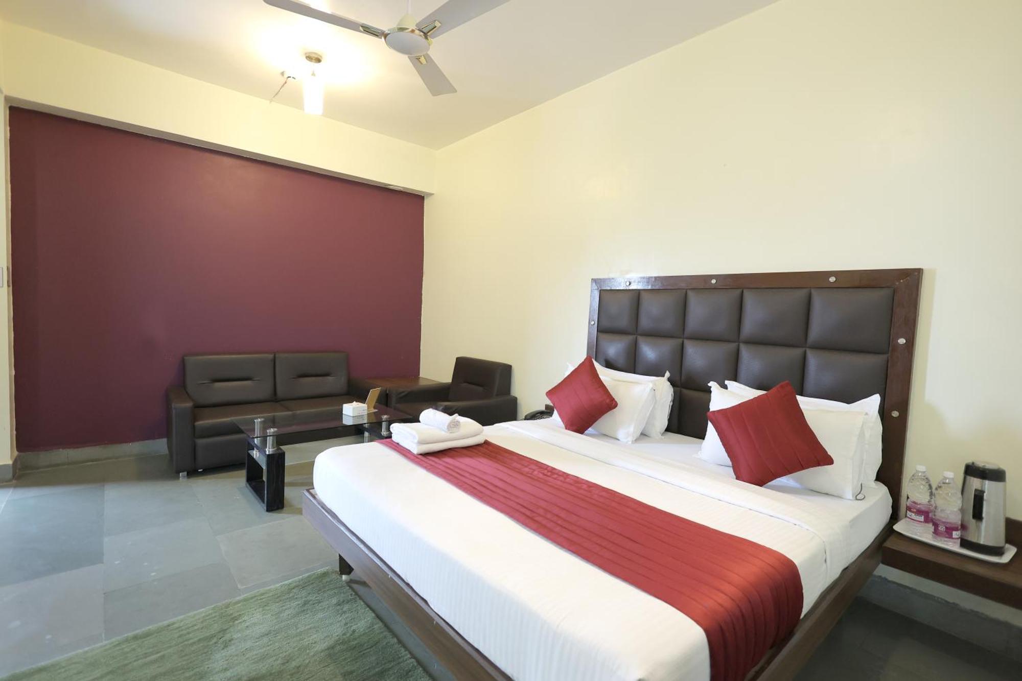 Hotel Hospice Surat Exterior foto
