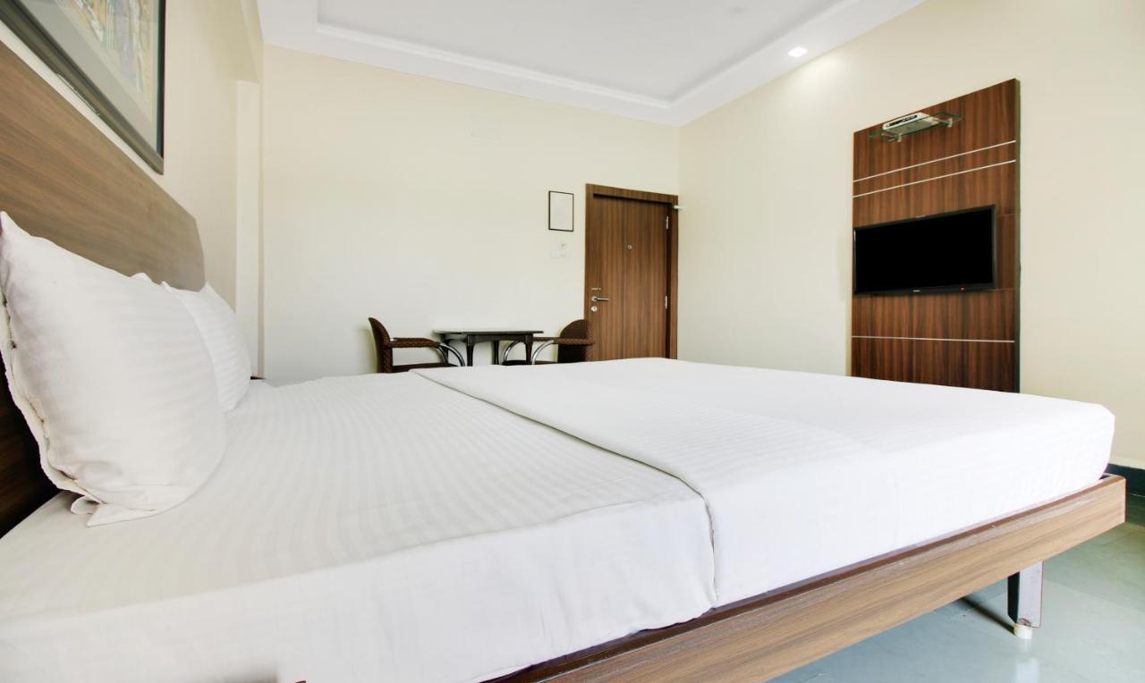 Hotel Hospice Surat Exterior foto