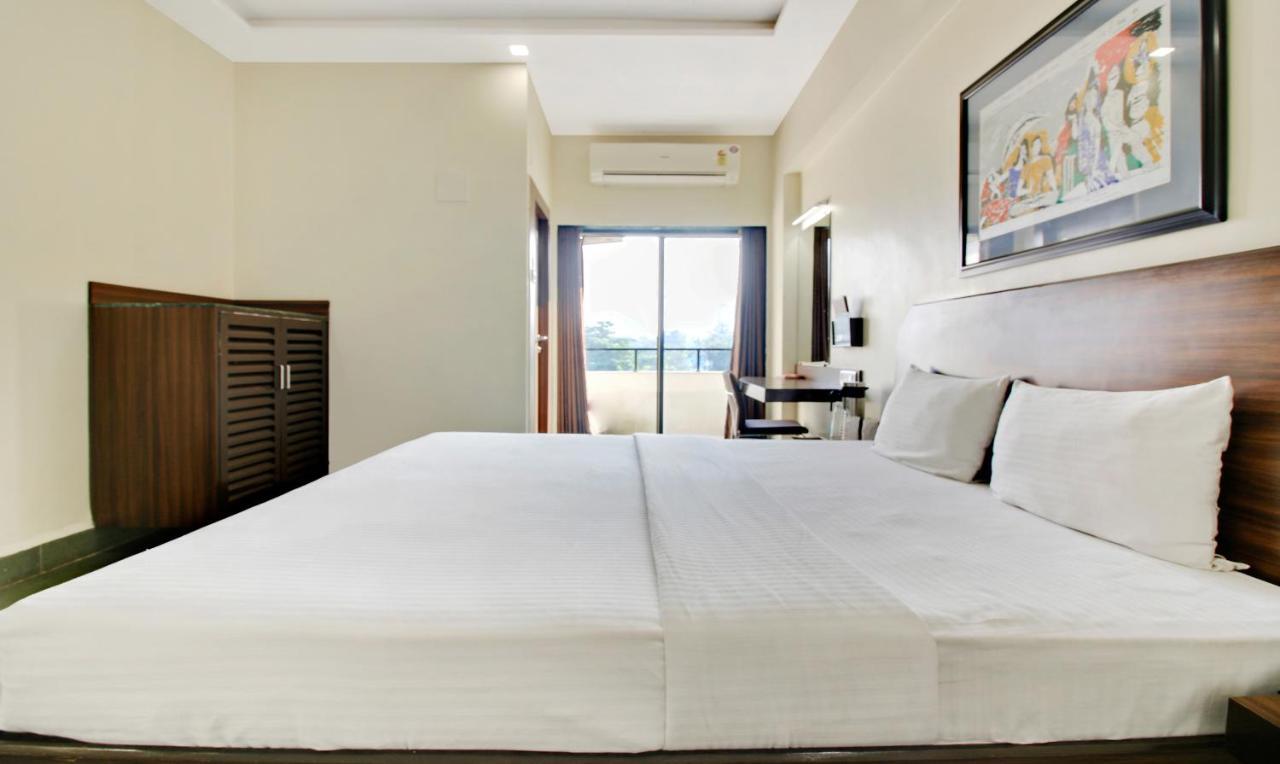 Hotel Hospice Surat Exterior foto