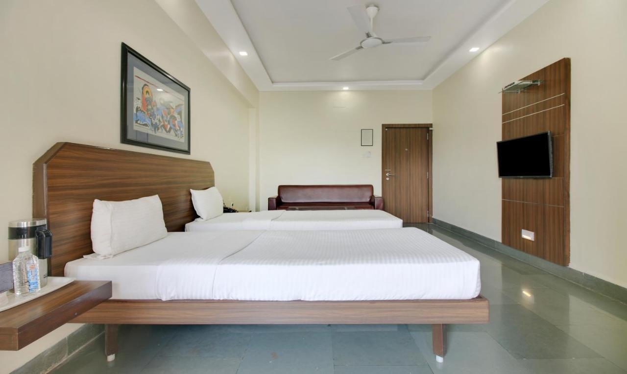 Hotel Hospice Surat Exterior foto